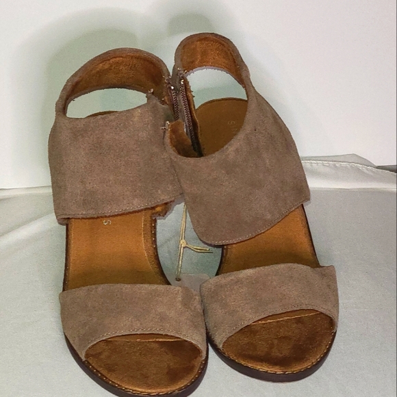 Sincerely Jules light brown Suede open two sandals - Picture 1 of 7